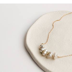 Collier en perles baroques naturelles pour femmes, design rustique et simple avec chaîne de clavicule en argent brisé, doux et élégant - Product Image 2