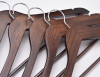 Vente en gros usine à prix bas : Cintres en bois personnalisés à épaules larges, style vintage en noyer foncé, pour costumes, manteaux et pantalons
