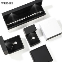 WeiMei Usine Vente en Gros Cuir PU Noir Led Lumière Jewlery Boîte à Bagues Lampe Blanche Luxe Avec Ampoule Emballage Boîte à Bijoux