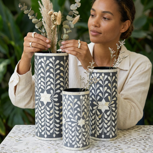Vase à fleurs classique en os naturel 100% avec incrustations, écologique et créatif, pot décoratif pour la maison avec finition sculptée à la main - Product Image 1
