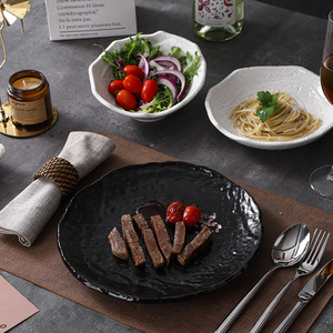 Ensemble <span class=keywords><strong>de</strong></span> vaisselle en céramique noire blanche <span class=keywords><strong>de</strong></span> qualité supérieure avec assiettes à bord ondulé bols tasses vaisselle minimaliste durable pour les repas modernes - Product Image 3