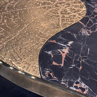 Table basse contemporaine irrégulière en marbre naturel et acier inoxydable, fabrication artisanale italienne de luxe pour salon