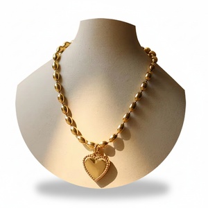 Bracelet en chaîne à billes en acier inoxydable plaqué or avec breloque cœur, vente en gros - Product Image 1