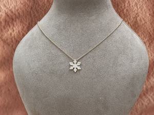 Pendentif délicat en cristal flocon de neige, plaqué or et argent bicolore, bijou léger et tendance pour femme - Product Image 5