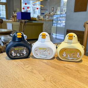 Bouteille d'eau portable en plastique pour enfants Kawayii Ducky, avec couvercle à clapet, paille et motif de dessin animé pour pique-nique - Product Image 2