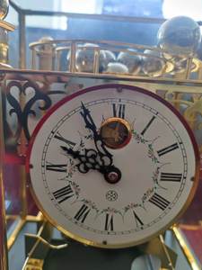 Horloge de table à mouvement mécanique en laiton doré 24 carats, à gravité, avec boule tombante visible, plateforme d'échappement et base à tiroir - Product Image 4