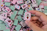 Tuiles de Mahjong en Acrylique Gravées et Imprimées UV à Trois Couches avec Face Blanche, Dos en Marbre Mousse de Mer et Couche Rose pour le Divertissement