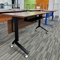 Table de formation pliable à design moderne, installation rapide, structure métallique, couleurs personnalisables, écologique, modulaire, pour bureau et école
