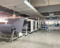 Machine à coudre à plat haute efficacité 4 côtés, fonctionnement à un bouton pour l'usine de textiles domestiques