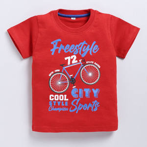 T-shirt régulier en pur coton imprimé pour garçons, couleur rouge vif avec impression graphique élégante de vélo freestyle, T-shirt doux et respirant - Product Image 1