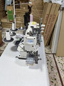 Máquina de Coser Interlock JUKIS 7823 de Tres Agujas y Cinco Hilos, Blanca, Usada, Venta Directa de Fábrica - Product Image 2