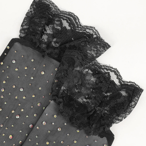 Vente en gros <span class=keywords><strong>Gants</strong></span> d'été en maille respirante avec <span class=keywords><strong>dentelle</strong></span> et strass <span class=keywords><strong>Gants</strong></span> pour femmes à la mode <span class=keywords><strong>Gants</strong></span> courts en <span class=keywords><strong>dentelle</strong></span> noirs et <span class=keywords><strong>blancs</strong></span> de style classique - Product Image 5