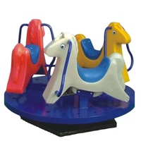 Manèges à chevaux rotatifs pour enfants dans le parc pour adultes