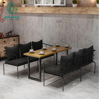 Ensemble de meubles de restaurant, café et bar moderne, tables à manger en bois et canapés avec sièges en tissu, design moderne et simple