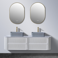 Meuble-lavabo mural double vasque pour hôtel et maison, design cannelé blanc avec deux vasques bleues intégrées, miroirs à cadre doré