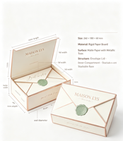 Boîte cadeau réutilisable écologique de style enveloppe rétro avec sceau doré en relief, logo personnalisé et design décoratif