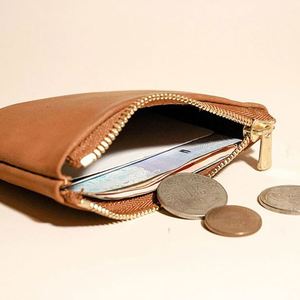 Porte-monnaie micro-design en cuir noir fait main avec fermeture éclair - Product Image 1