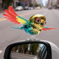 Ornement Adhésif Amusant pour Voiture et Moto : Oiseau Volant Simulé avec Ailes Mobiles et Oscillantes, en ABS, Rouge/Bleu, pour un Effet Rafraîchissant