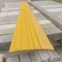 Perfil de escalera de FRP de alta resistencia con superficie lijada, borde antideslizante de fibra de vidrio, ángulos en L de GRP para seguridad en pasillos.