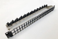 Panel de Conexiones en Blanco de Alta Densidad 1U 48 Puertos Cat6 UTP RJ45/RJ11 con Barra Trasera de Material SPCC Color Negro