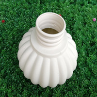 Blanc route menant fleur Vase support colonne romaine élégant Vintage extérieur mariage allée jardin décor