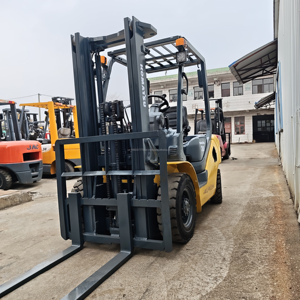 Komatsu 30 Used Diesel Forklift 3 Tons 4.5 Meters 3 Masts <b>Lifting</b> Machine Japan Komatsu Brand - Product Image 5