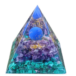 Pyramide en résine époxy avec cristal, ornement de bureau artisanal avec sphère de lapis-lazuli, améthyste, malachite, décoration d'intérieur - Product Image 5
