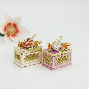 SHINNYGIFTS Caja del Tesoro esmaltada Caja de almacenamiento de cofre de violín para niños Adultos Mini cajas de joyería Favores de fiesta temática de boda <span class=keywords><strong>Deco</strong></span> - Product Image 1