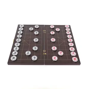 工匠设计高质量的比赛中国棋子与精美的棋盘