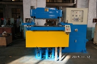 Machine automatique de vulcanisation de colonne de dispositif d'éjection de moule de poussée-traction pour la production des joints d'huile en caoutchouc