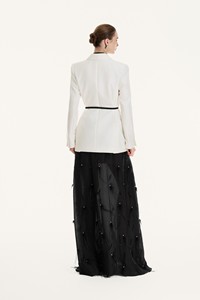 กระโปรงผู้หญิงขายส่ง ดีไซน์หรูหรา ODM MILAN EMB FEATHER SKIRT ODM ผ้าคิวโปร 73% โพลีเอสเตอร์ 27% กระโปรงทรงตรงยาว จาก WhiteAnt เวียดนาม - Product Image 2