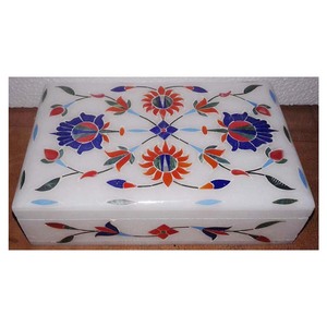 Boîte à bijoux rectangulaire en marbre incrusté pour cadeaux - Product Image 1