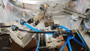 Automatische Produktion Candle Wick Placement Machine Einsetzen von Dochten Ausrüstung mit mehrteiligen Wicking Machine für Gläser