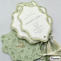 Tarjetas de Programación de Boda Personalizadas Elegantes con Borde Festoneado y Monograma en Dorado, Tarjeta de Menú en Capas Color Borgoña con Borla
