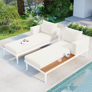 Chaise longue d'extérieur 2-en-1 rembourrée en rotin beige avec plateau en bois et structure métallique pour terrasse et bord de piscine – Offre Spéciale - Product Image 2