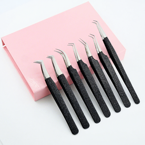 Pinzas de pestañas al por mayor con punta de fibra de 90 grados, herramienta de aislamiento con curva de luna y tijeras de resorte para extensiones de pestañas postizas de volumen - Product Image 1