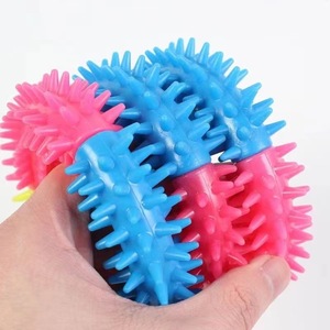 Jouet à mâcher pour chien en forme d'anneau à pointes tricolore 11 cm, jouet durable pour chiot en période de dentition - Product Image 2
