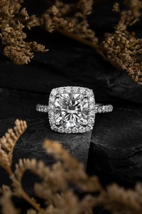 แหวนเพชรทรงคุชชั่น 3.0 กะรัต เพชรเลี้ยงในห้องปฏิบัติการ ทองคำขาวแท้ 14K แบบสั่งทำพิเศษ |   เพชรทรงคุชชั่นที่สร้างในห้องปฏิบัติการ ได้รับการรับรองจาก IGI สำหรับงานแต่งงาน - Product Image 2
