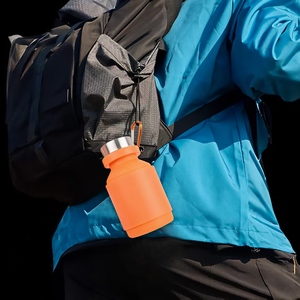 Bouteille d'eau en silicone pliable de 550 ml avec anneau central, tasse souple en silicone pour voyage et camping, vente en gros - Product Image 1