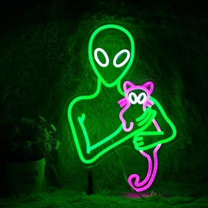 Lumière néon dimmable amusante en forme de chat rose et d'extraterrestres verts pour décoration murale, idéale pour les décorations murales artistiques, les salles de jeux, les fêtes et les cadeaux d'anniversaire pour enfants - Product Image 1