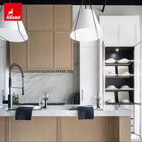 Ensemble de meubles de cuisine Allandgroup avec panneau à cadre décoratif, placage en chêne clair, îlot avec comptoir intégré et armoires encastrées