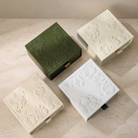 Cajas de Joyería de Papel Rígido Personalizadas con Patrón Floral en Relieve y Cinta para Anillos, Pendientes y Collares