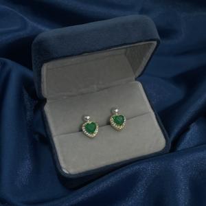 ต่างหูแบบติดหูสำหรับผู้หญิง รุ่นคลาสสิก วินเทจ หรูหรา จาก Tianyu Gems ทำจากทองเหลืองชุบทอง ประดับด้วยเพชรคิวบิกเซอร์โคเนียรูปหัวใจสีเขียว - Product Image 2