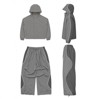 Maßgeschneiderter Farbblock-Trainingsanzug Kapuzen-Windbreaker-Jacke Weite Fallschirmhose 2-Teiliges Set Reflektierender Streifen Streetwear-Outfit