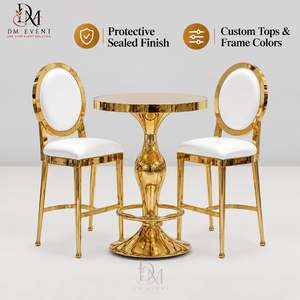 Table de cocktail ronde pour projets hôteliers avec base sculptée en acier inoxydable doré et plateau en verre trempé miroir - Product Image 1