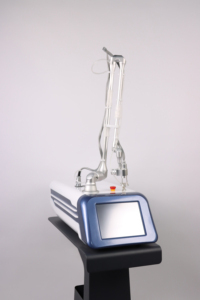 Système laser CO2 60W pour le rajeunissement cutané, la réduction des vergetures, le resserrement vaginal non invasif pour la santé intime des femmes - Product Image 2