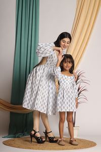 Vestidos cortos elegantes informales florales con estampado de manga Midi y cuello de mujer de gran popularidad, vestidos Midi cortos estampados pequeños para mujer - Product Image 3