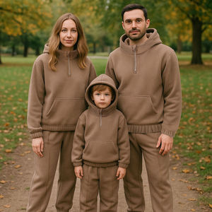 Venta al por mayor de <span class=keywords><strong>ropa</strong></span> a juego de la familia personalizado bordado con capucha de invierno de manga larga con capucha mamá y yo trajes - Product Image 2