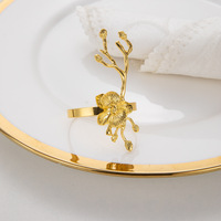 Ronds de serviette élégants classiques en métal doré motif fleur de prunier, durables et en stock pour décorations de table de buffet