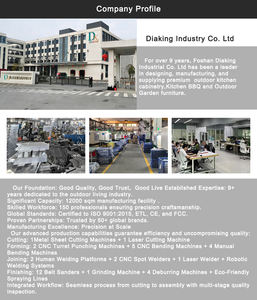 Ensemble <span class=keywords><strong>de</strong></span> patio moderne résistant aux intempéries, table aspect bois avec cadre <span class=keywords><strong>en</strong></span> verre trempé, chaises <span class=keywords><strong>en</strong></span> toile <span class=keywords><strong>beige</strong></span> pour repas <span class=keywords><strong>en</strong></span> plein air - Product Image 5